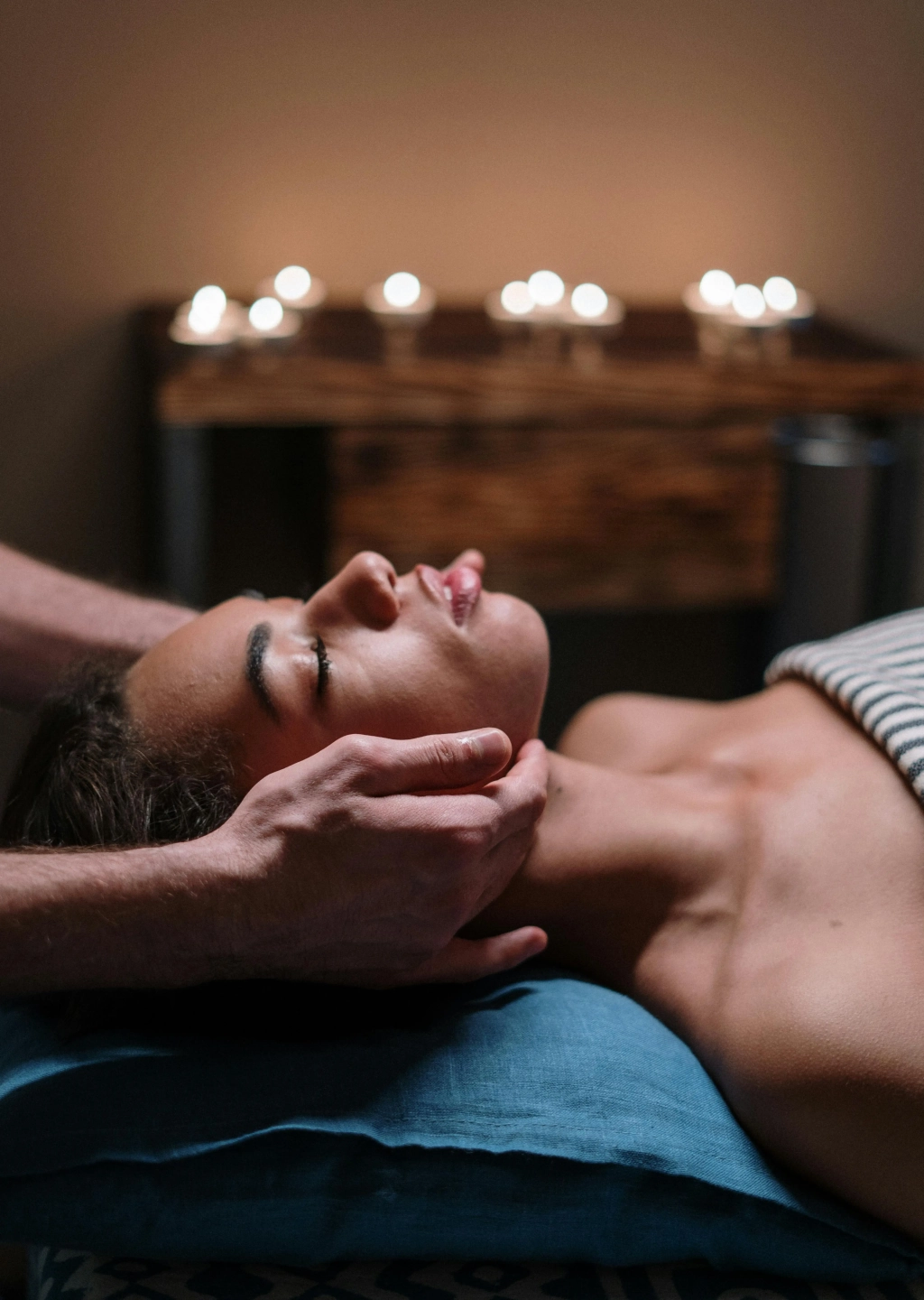 une femme allongée en train de recevoir un soin visage