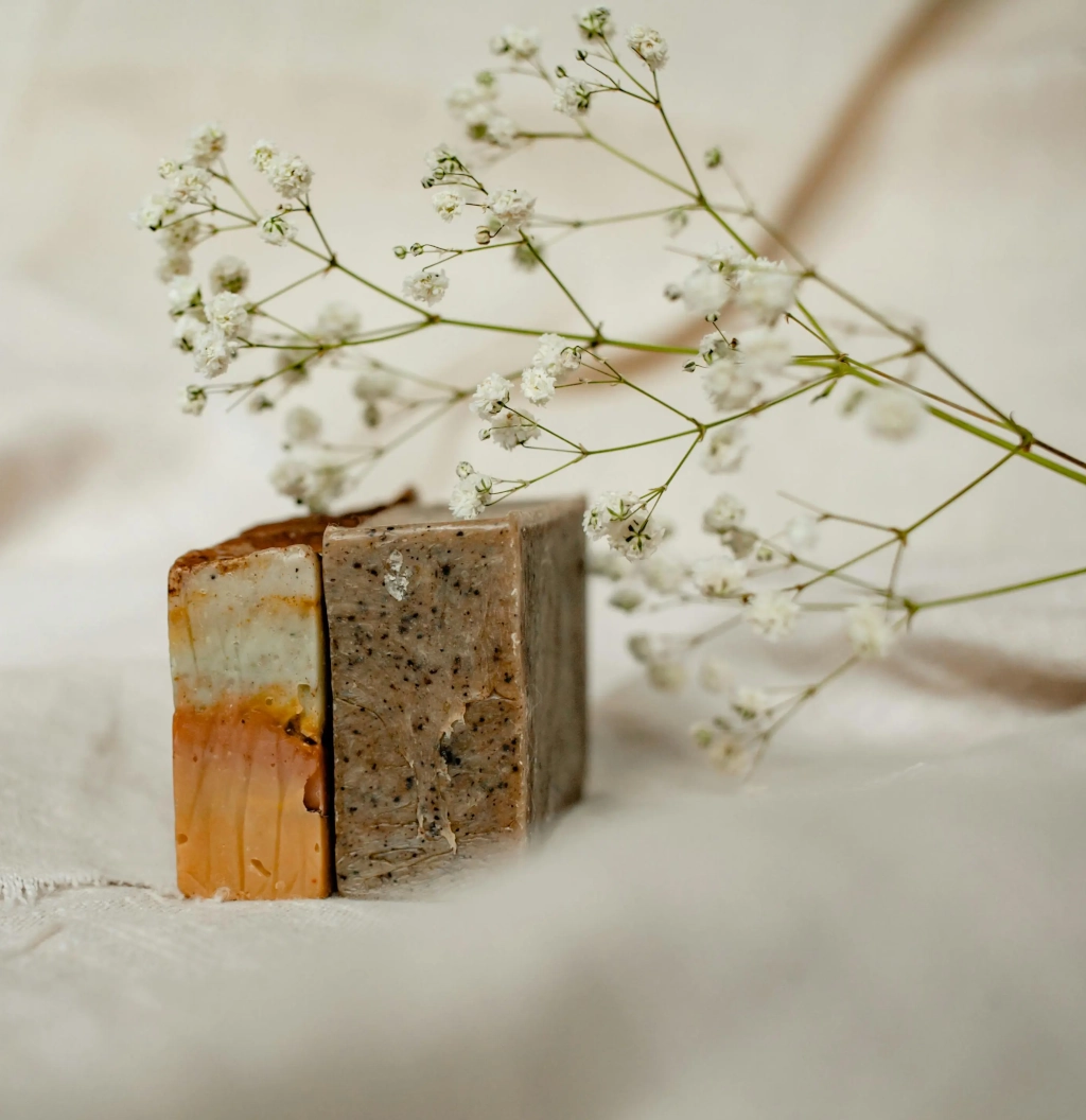 photo de savon avec une fleur posée dessus